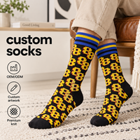 Chaussettes mi-mollet noires personnalisées, imprimé lettres style pixel art rétro, bord côtelé rayé, chaussettes en tricot doux pour logo personnalisé