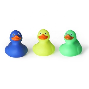 Canards en caoutchouc plastique de 3 pouces personnalisés en gros Jouets de bain canard en caoutchouc jaune vert bleu grinçant - Product Image 1