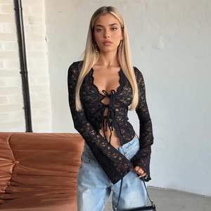 Cardigan en dentelle pour femme, manches longues transparentes, manches évasées, haut court doux et fin avec détail noué à l'avant - Product Image 6