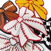 Parche de lentejuelas al por mayor para el Día del Partido, aplique de lazo para mamá deportiva de fútbol y béisbol, insignia de chenilla termoadhesiva Senior 2026 para chaqueta universitaria