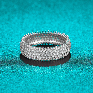 Anillo de Moissanita de 6.5mm de Ancho con Patrón de Neumático, Color D, Plata de Ley 925, Seguro para la Piel, Joyería de Moda para Mujer - Product Image 4