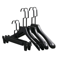 Collection de cintres en bois noir pour vêtements, cintres à épaules larges profilés pour costumes et cintres ajustables avec pinces pour pantalons et jupes, pour la vente au détail