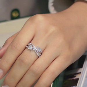 Anello a Quadrifoglio Intrecciato per Donne, Elegante Gioiello da Dito alla Moda - Product Image 2