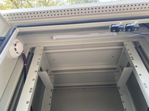 Armoire réseau extérieure double paroi 2,1 m personnalisée 42U pour télécommunications, modèle LA-S, à poser au sol - Product Image 2