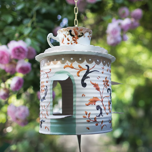 Casa para pájaros de metal duradero para decoración de jardín exterior que ofrece una fuerte protección contra la intemperie con un acabado rústico hecho a mano. - Product Image 1