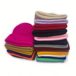 Vente en gros de bonnets d'hiver personnalisés, couleur unie, en acrylique, doublés de satin, avec logo brodé - Product Image 2