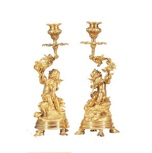 Par de Candelabros Pequeños de Latón Dorado Estilo Rococó con Estatuas de Cupido, 1 Portavelas para el Hogar y la Religión - Product Image 1