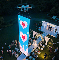 Grup aktiviteleri kutlaması için taşınabilir Drone uçan Led ekran esnek şeffaf Led dış mekan reklam ekranı