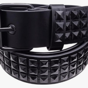 Cintura Punk con Borchie a Piramide Quadrata, in Ecopelle con Fibbia in Lega e Decorazioni a Rivetti, per Uomo e Donna, Stile Gotico Streetwear - Product Image 4