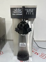 Machine à glace molle professionnelle en acier inoxydable pour la préparation de différentes saveurs de glaces et de yaourts glacés pour les entreprises
