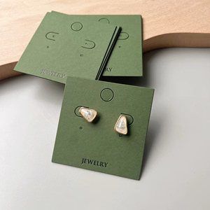 Carte de présentation de bijoux en papier personnalisée avec logo imprimé pour boucles d'oreilles et colliers, avec découpe sur mesure - Product Image 5