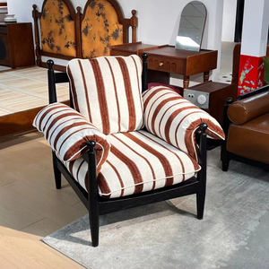 Fauteuil moderne de luxe en tissu rayé, style vintage mi-siècle, avec structure en bois massif, pour salon ou hôtel - Product Image 1