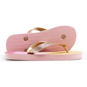 Vente en gros de tongs à dégradé de couleur pour femmes, avec lanière dorée scintillante, sandales de plage, pantoufles d'été en PE souple, logo personnalisé - Product Image 3