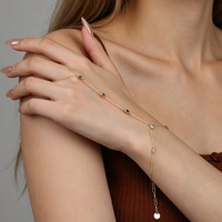 Bracelet chaîne pour doigt Glowluxe, accents décoratifs bleus et transparents, argent sterling 925, finition dorée, bijou délicat pour la main