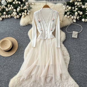 Gilet cardigan sans manches à fleurs 3D pour femme, superposé et avec robe longue à manches en maille tricotée et patchwork - Product Image 1