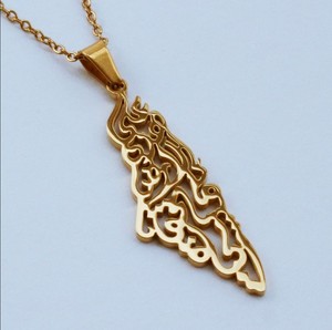Collar con Colgante de Mapa de Palestina en Caligrafía Árabe, Chapado en Oro de 18k sobre Acero Inoxidable, Joyería de Moda, Venta al por Mayor - Product Image 4