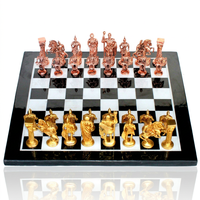 Magnifique jeu d'échecs traditionnel indien avec des pièces sculptées en or et en cuivre sur un marbre noir et blanc luxueux