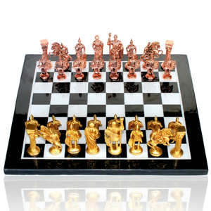 Magnifique jeu d'échecs traditionnel indien avec des pièces sculptées en or et en cuivre sur un marbre noir et blanc luxueux - Product Image 1