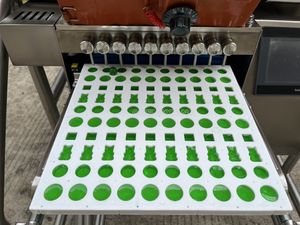 เครื่องหยอดลูกอมช็อคโกแลตแบบ2000BPH ไฟฟ้าระบบอัตโนมัติแบริ่งแบบตั้งโต๊ะสำหรับการแปรรูปสารเคมี - Product Image 3