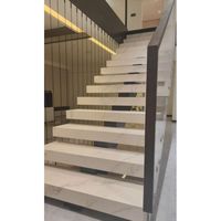 Escalier droit en marbre pour intérieur, durable, design moderne et minimaliste pour projets résidentiels et commerciaux