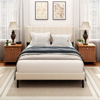 Premium Modernes Beige Samt-Polsterbett mit Flügelkopfteil, Tiefenknopfheftung und Massiver Lattenrostbasis für Luxus-Apartment-Schlafzimmer