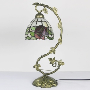 Lámparas Estilo Tiffany LongHuiJing, Lámpara de Vidrio con Decoración para el Hogar, Lámpara de Mesa, Pantalla de Lámpara con Diseño de Rosa y Hojas Metálicas - Product Image 5