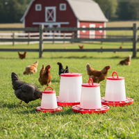 Mangeoire et abreuvoir portables pour volailles de 1,5 kg à 12 kg, rouge et blanc, à suspendre, pour poulets, en vente, état neuf