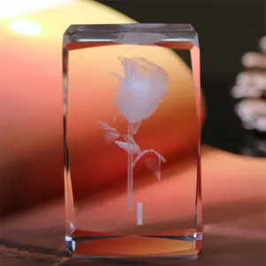 Yeni ham kristal cam blok toptan 3D lazer kristal gül küp blok ile Led ışık tabanı