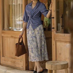 Ensemble deux pièces personnalisé pour femme : haut chemise à manches courtes et col rabattu, et jupe midi décontractée ample à volants taille haute - Product Image 1