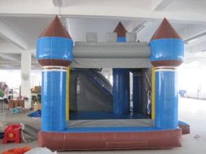 Château gonflable combiné avec toboggan pour les sauts et le plaisir des enfants, utilisation commerciale, matériau PVC, capacité 500 kg - Product Image 4