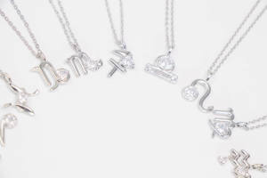 Collier Bohème Glamour Unisexe en Acier Inoxydable Plaqué Argent avec Signes Astrologiques des 12 Constellations du Zodiaque - Product Image 3