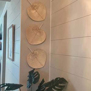 Éventails artisanaux en bambou du Vietnam personnalisables en gros, en forme de cœur, tissés à la main, en rotin et raphia, élégants et vierges - Product Image 3