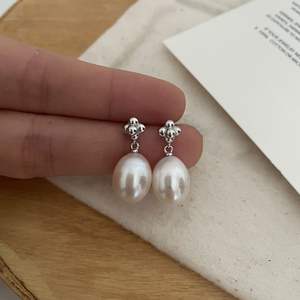 Pendientes de Plata de Ley S925 con Perlas de Agua Dulce, Estilo Retro Francés, Diseño Versátil de Pequeñas Flores - Product Image 3