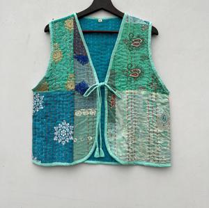 Gilets Kantha en coton pour femmes faits à la main Couvre-lit confortable à l'avant ouvert avec col en V court pour vêtements d'extérieur - Product Image 1