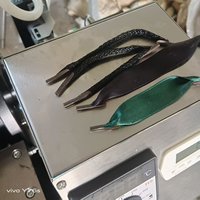 Machine semi-automatique pour la pose des embouts de lacets, machine pour la pose des embouts de cordons élastiques et non élastiques
