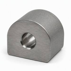 Bloque D de acero mecanizado por CNC con cuerpo curvado y orificio central, arenado, para anclaje de cable de elevación en minería - Product Image 1