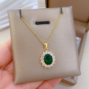 Collana con Ciondolo in Pietra Verde Ovale, Elegante Collana da Donna con Accenti Scintillanti - Product Image 4
