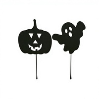 Ornements de jardin d'Halloween en fer forgé pour une narration visuelle d'horreur en extérieur lors de projections nocturnes saisonnières d'automne