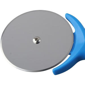 Tagliapizza Professionale con Rotella in Acciaio Inossidabile, Affilato e Liscio, con Impugnatura Antiscivolo Facile da Impugnare - Product Image 6