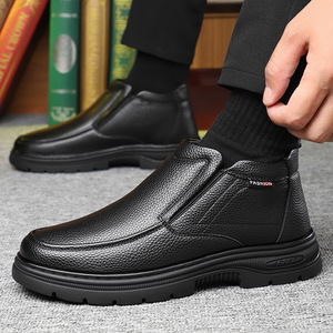 Botas de nieve de cuero con forro polar cálido para hombre, color negro, con suela gruesa antideslizante, impermeables, informales, para personas de mediana edad. - Product Image 4