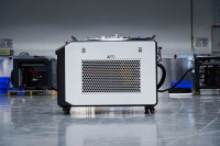 Machine de nettoyage laser à impulsions haute puissance 1000W en stock UE, nettoyeur laser à fibre pour l'élimination de la rouille et le nettoyage de divers matériaux