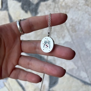 Collar con Colgante Redondo de Acero Inoxidable con Decoraciones Pintadas de Conejo, Perro, Pájaro, Cisne y Sol. - Product Image 3