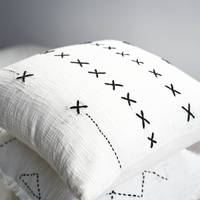 Housse de coussin brodée à la main avec pompon, housse de coussin décorative bohème Wabi-Sabi pour canapé, idéale pour la décoration de la maison