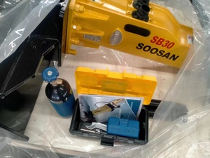 Casseur hydraulique SOOSAN SB30 pour mini-chargeuse, jaune, type boîte ouverte, avec burin et corps principal, pour béton, compatible BOBCAT CAT - Product Image 5