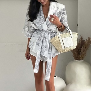 Ropa de moda para mujer, estilo europeo y americano, primavera, nuevo conjunto casual elegante con cuello en V, estampado y pantalones cortos con cordones. - Product Image 3