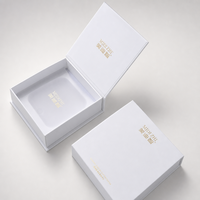 Boîte cadeau personnalisée blanche à rabat magnétique avec logo en feuille d'or et insert givré OEM