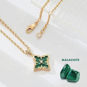 Collar con Colgante de Trébol de Cuatro Hojas con Diseño de Flor de la Suerte, en Acero de Titanio con Baño de Oro de 14k y Circonita, Estilo Moderno - Product Image 6