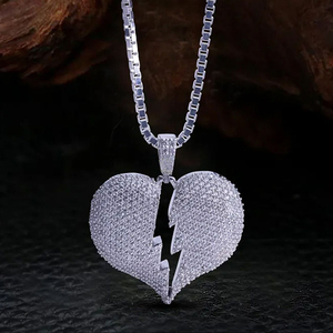 Collier élégant avec pendentif en moissanite, au design raffiné et à l'éclat scintillant, idéal pour un anniversaire, un mariage ou comme cadeau. - Product Image 4