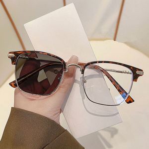 Gafas de Lectura Fotocromáticas con Filtro de Luz Azul, Montura Media, Personalizables con Logotipo, para Hombre y Mujer, 2025 - Product Image 2