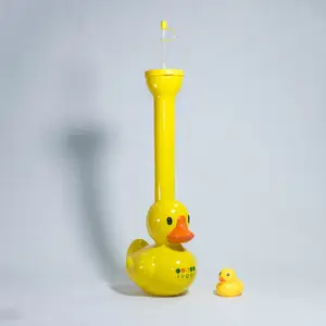 פלסטיק צהוב ברווז חצר כוס עם קש ומכסה עבור מסיבת בריכה